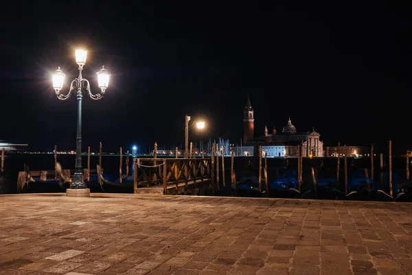 Venice canal with historical buildings and gondolas at night. Italy. — Stock Photo, Image