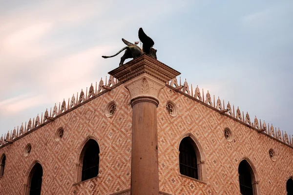 Bronze lion on a column in St. Mark's square. Venice. Italy. — Stock Photo, Image