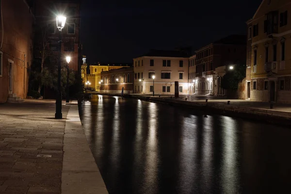 夜に歴史的な建物やゴンドラとヴェネツィア運河。イタリア. — ストック写真