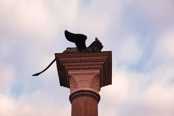 León de bronce en una columna en la plaza de San Marcos. Venecia. Italia . —  Fotos de Stock