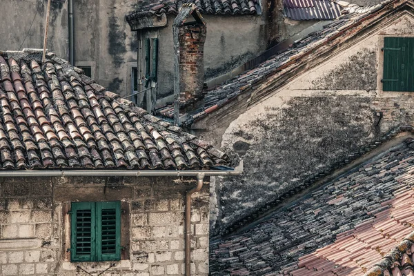 科托的老城镇城堡。地中海风格的中世纪建筑和地标, 黑山. — 图库照片