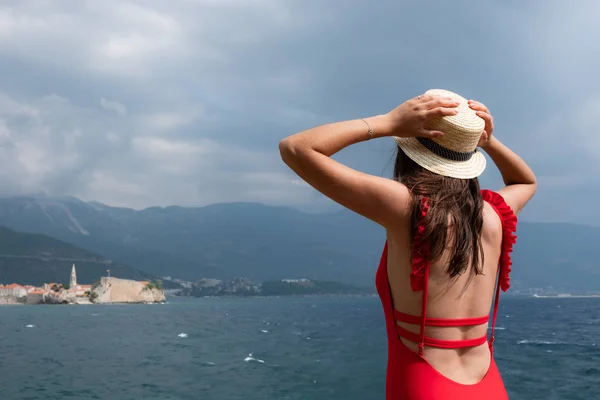 Yaz sahilde bikinili güzel sportif kız. Tabaklanmış kız çarpıcı güneşli banyo sahilde alır. — Stok fotoğraf