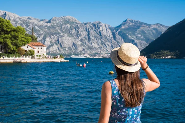 Eski kasaba Budva, Karadağ için şapka içinde güzel bir genç kadının arkadan görünüm — Stok fotoğraf