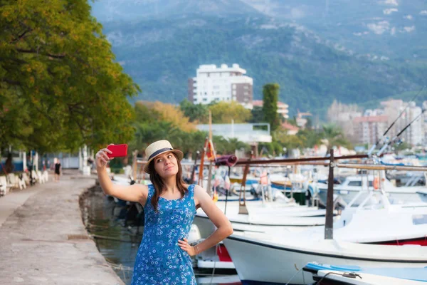 ヨーロッパ旅行 selfie、sel を取っているかわいい幸せの笑みを浮かべて観光女の子 — ストック写真