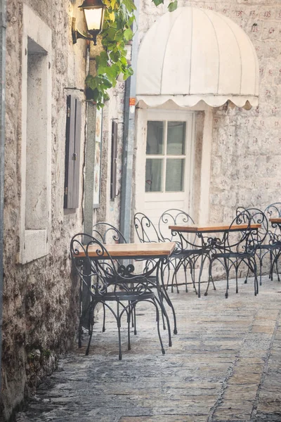 在黑山布德瓦老城, 客人可以在带桌椅的空咖啡露台上用餐。复古风格的照片 — 图库照片