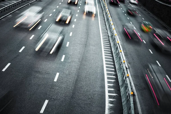 Los senderos ligeros del coche en la carretera en la ciudad moderna de la noche —  Fotos de Stock