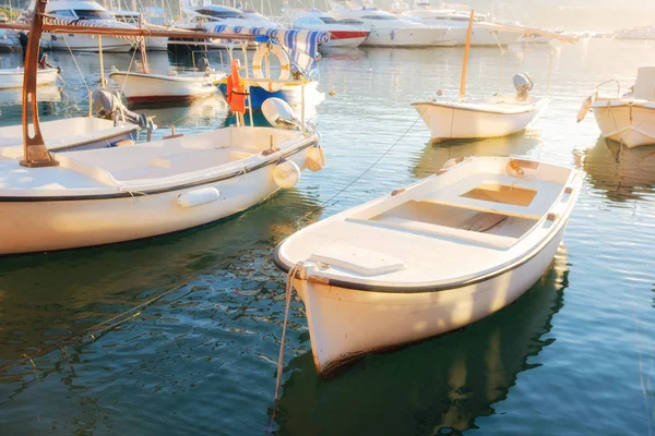Παραδοσιακά ξύλινα σκάφη στο λιμάνι ηλιόλουστο πρωί — Φωτογραφία Αρχείου
