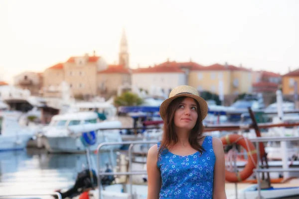 Europa verano viaje destino mediterráneo. Mujer turística de vacaciones, caminando por las calles de la antigua y hermosa ciudad mediterránea en sombrero y vestido de verano — Foto de Stock