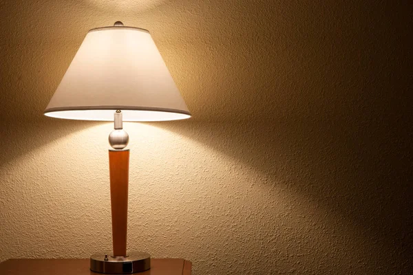 Moda velha lâmpada de mesa sobre fundo da parede — Fotografia de Stock