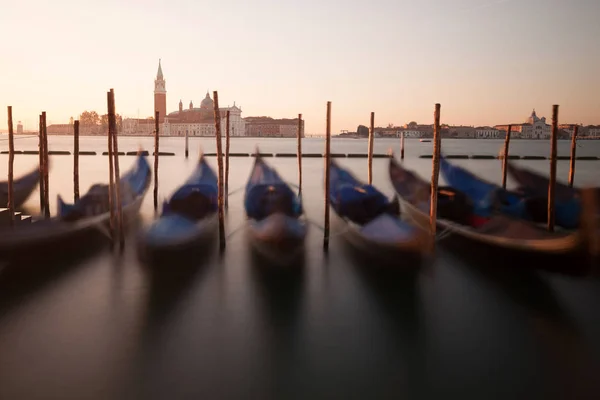 Veneza vista clássica do nascer do sol com gôndolas nas ondas — Fotografia de Stock