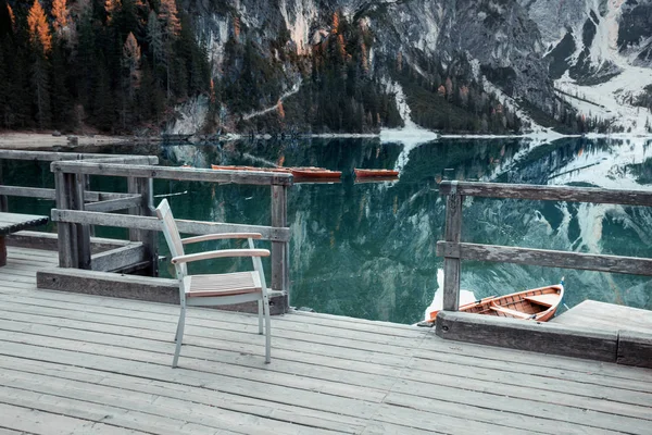 Wooden chair on the Alpine mountain lake. Lago di Braies, Dolomi — Stock Photo, Image