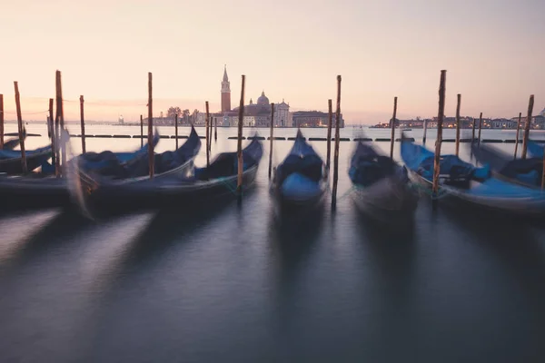 Venecia vista clásica de la salida del sol con góndolas en las olas —  Fotos de Stock