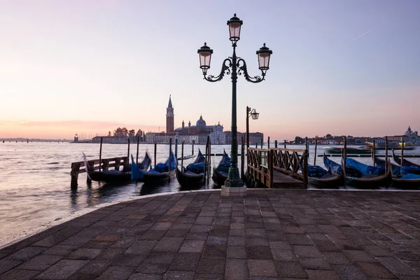 Venedig klassischer Sonnenaufgang mit Gondeln auf den Wellen — Stockfoto