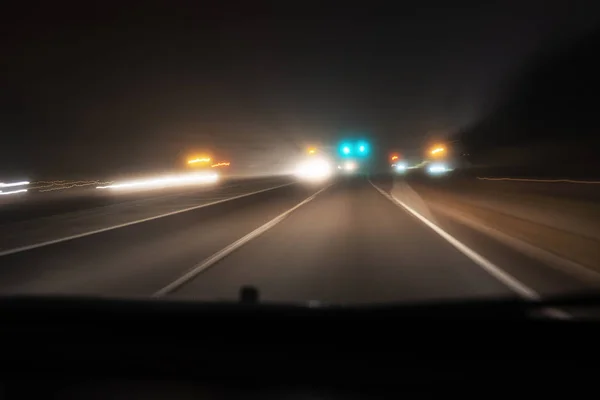 Nuit rapide sur autoroute, vue de l'intérieur d'une voiture — Photo