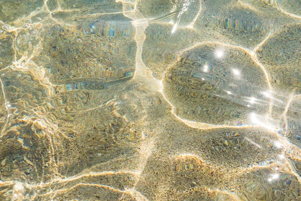 Agua de mar transparente transparente, blanco y playa, fondo marino natural —  Fotos de Stock