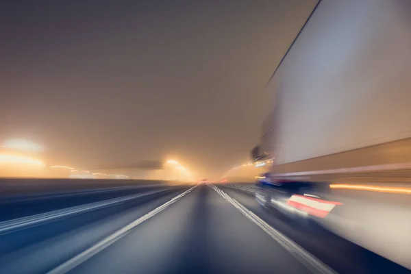 Schnelle Nachtfahrt auf der Autobahn, Blick aus dem Inneren eines Autos — Stockfoto