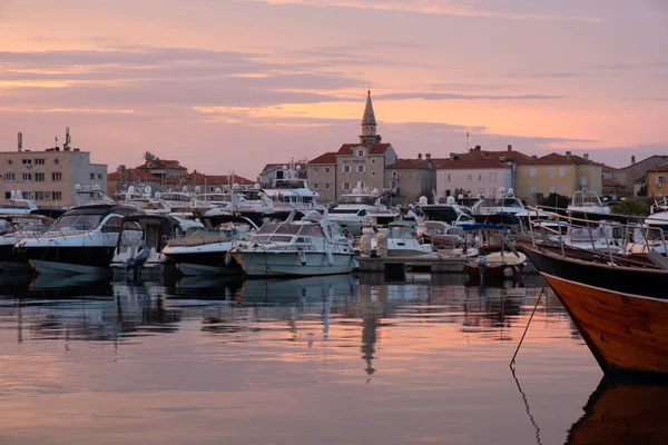 Budva-öböl sunrise. Panorámás kilátás nyílik a marina, a hajók és a régi város. — Stock Fotó