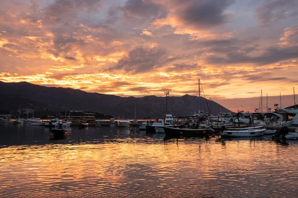 Budva baai zonsopgang. Panoramisch zicht op de jachthaven, de boten en de oude stad. Montenegro — Stockfoto
