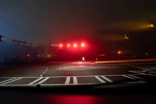 Nuit rapide sur autoroute, vue de l'intérieur d'une voiture — Photo