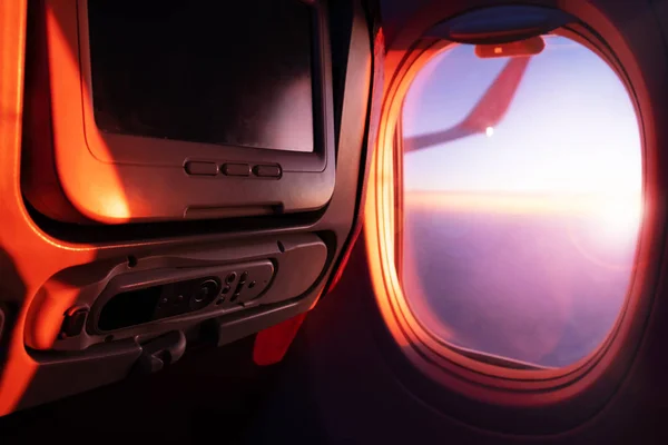 Fotele, Tv system i okna wewnątrz samolotu. Wnętrze samolotu — Zdjęcie stockowe
