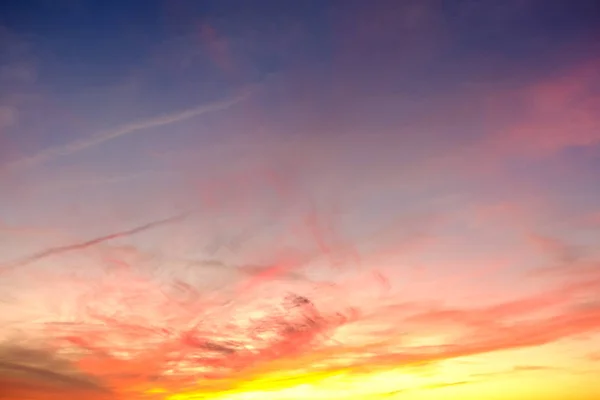 Cielo atardecer dramático con nubes tormentosas fondo de la naturaleza —  Fotos de Stock