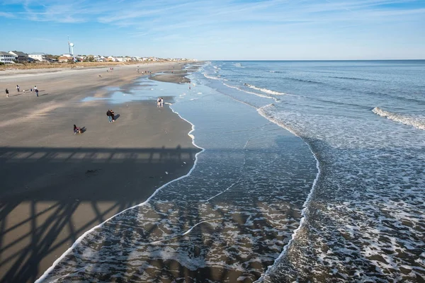 Luftaufnahme von Menschen, die am Sandstrand spazieren. Sommer-Meerblick — Stockfoto