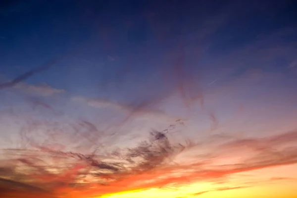 Dramatische avondrood met stormachtige wolken natuur achtergrond — Stockfoto