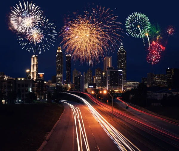 Fyrverkeri över Atlanta natt stadssilhuetten, Georgia, Usa — Stockfoto