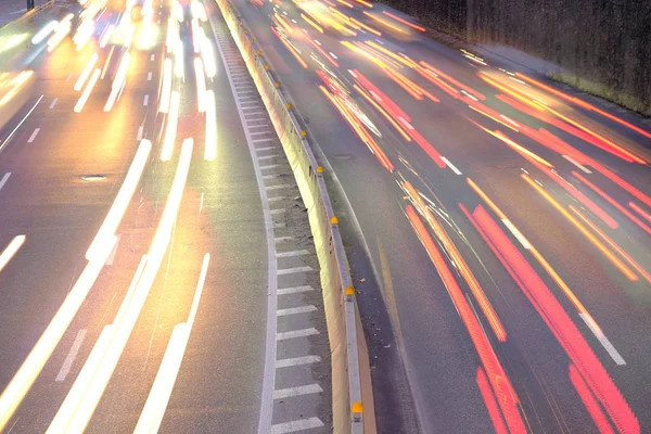 Die Lichtspuren des Autos auf der Autobahn in der nächtlichen modernen Stadt — Stockfoto
