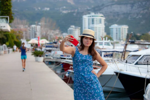 Joven mujer viajera en sombrero tomando fotos selfie durante el verano soleada ciudad mediterránea — Foto de Stock