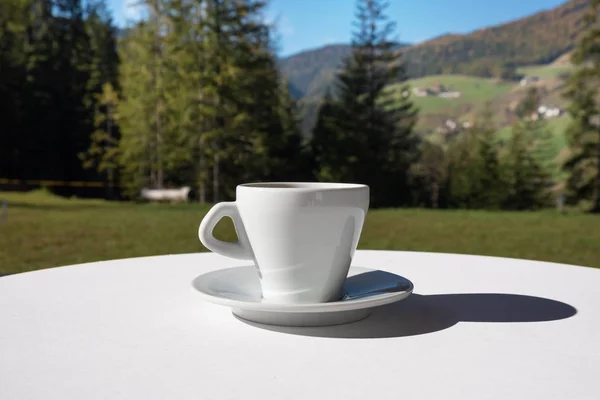 Weiße Tasse Kaffee im Freien. Sommerpause im Freien — Stockfoto