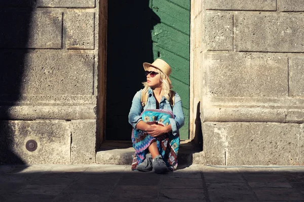 Joven atractiva chica alegre de viaje caminando en la ciudad vieja — Foto de Stock