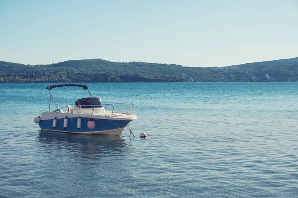 Hermoso paisaje mediterráneo, montañas, mar y barco en el agua. Montenegro, Mar Adriático, Bahía de Kotor —  Fotos de Stock
