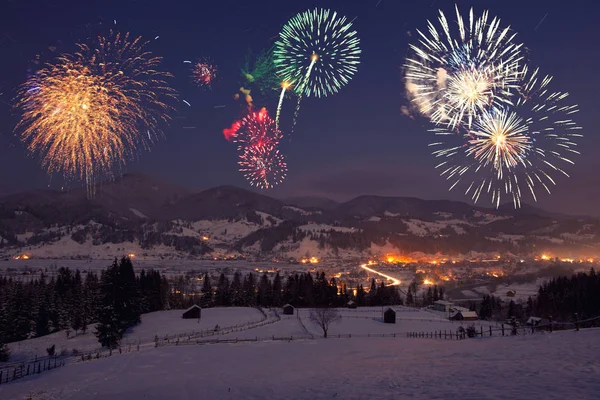 Fyrverkerier på bergslandskap. Visa på holiday city — Stockfoto