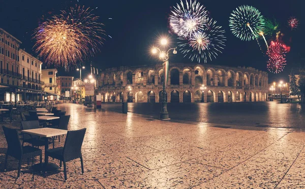 Fyrverkeri över natt gammal Verona upplysta gatan panorama — Stockfoto
