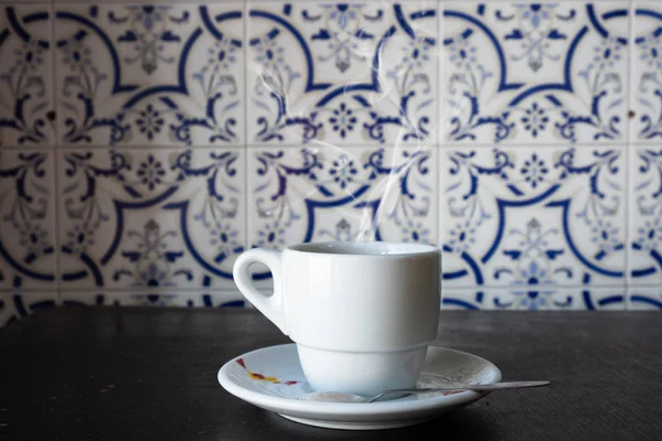 Bebida de café en mesa de madera con cafetería borrosa como fondo — Foto de Stock