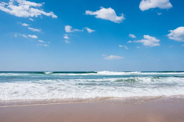 Piękna plaża i tropikalne morze i błękitne niebo, Phuket, Tajlandia — Zdjęcie stockowe