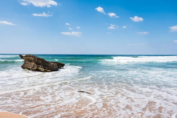 Hermosa playa y el mar tropical y el cielo azul, phuket, Tailandia —  Fotos de Stock