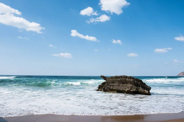 Hermosa playa y el mar tropical y el cielo azul, phuket, Tailandia —  Fotos de Stock