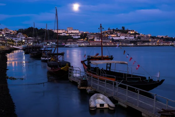 Fiume Douro e barche tradizionali a Oporto, Portogallo — Foto Stock