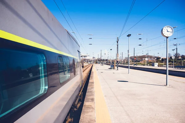 Bella stazione ferroviaria con moderno treno pendolare nella giornata di sole. Piattaforma ferroviaria esterna — Foto Stock