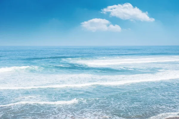 Lotnicze strzał oceanu. Błękitne fale oceanu Panorama — Zdjęcie stockowe