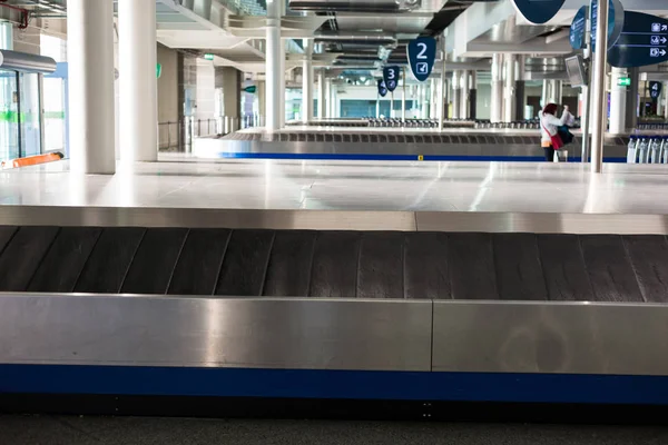 Ιμάντας μεταφοράς αποσκευών στο εσωτερικό του αεροδρομίου — Φωτογραφία Αρχείου