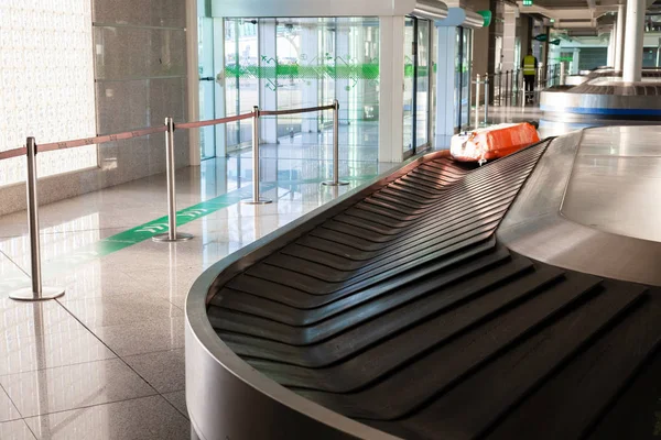 Correia transportadora de bagagem no interior do aeroporto — Fotografia de Stock