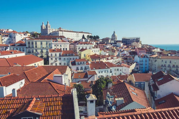 Mirador de Alfama, horizonte de la ciudad vieja de Lisboa desde arriba — Foto de Stock