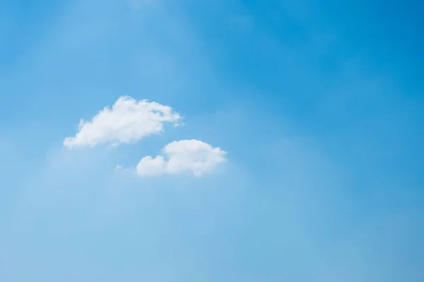 Cielo blu con nuvole bianche. Sfondo della natura astratta — Foto Stock
