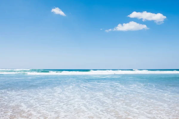 Schöner strand und tropisches meer und blauer himmel, phuket, thailand — Stockfoto