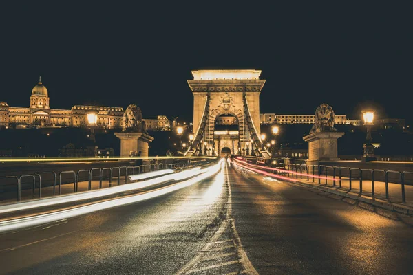 Ланцюговий міст і автомобільна світлофора вночі, Будапешт, Угорщина — стокове фото