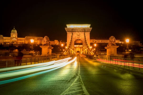 Kettingbrug en verkeerslicht 's nachts, Boedapest, Hongarije — Stockfoto