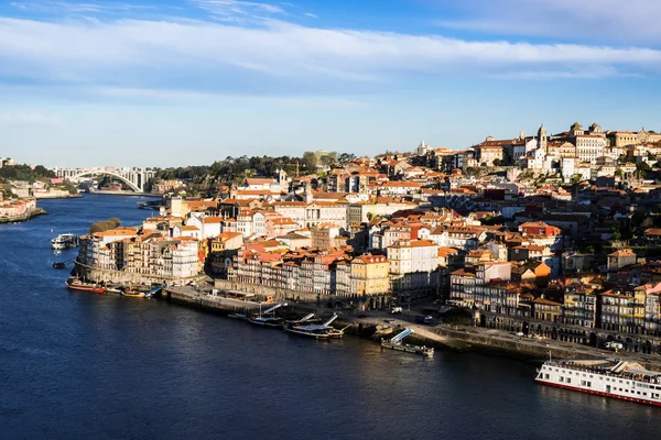 Panorama de la ciudad de Oporto con el río Duero en un día soleado — Foto de Stock